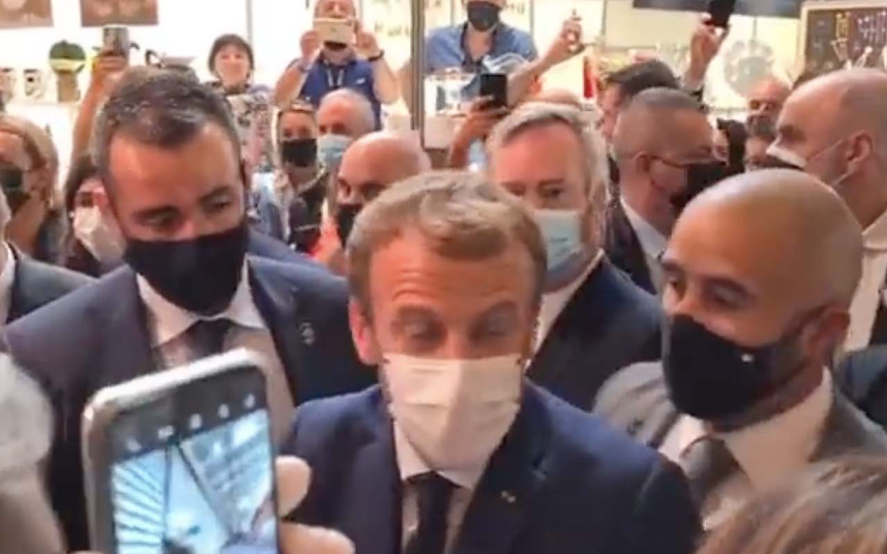 Fransa Cumhurbaşkanı Macron'a yumurtalı saldırı! Daha önce yüzüne tükürülmüştü