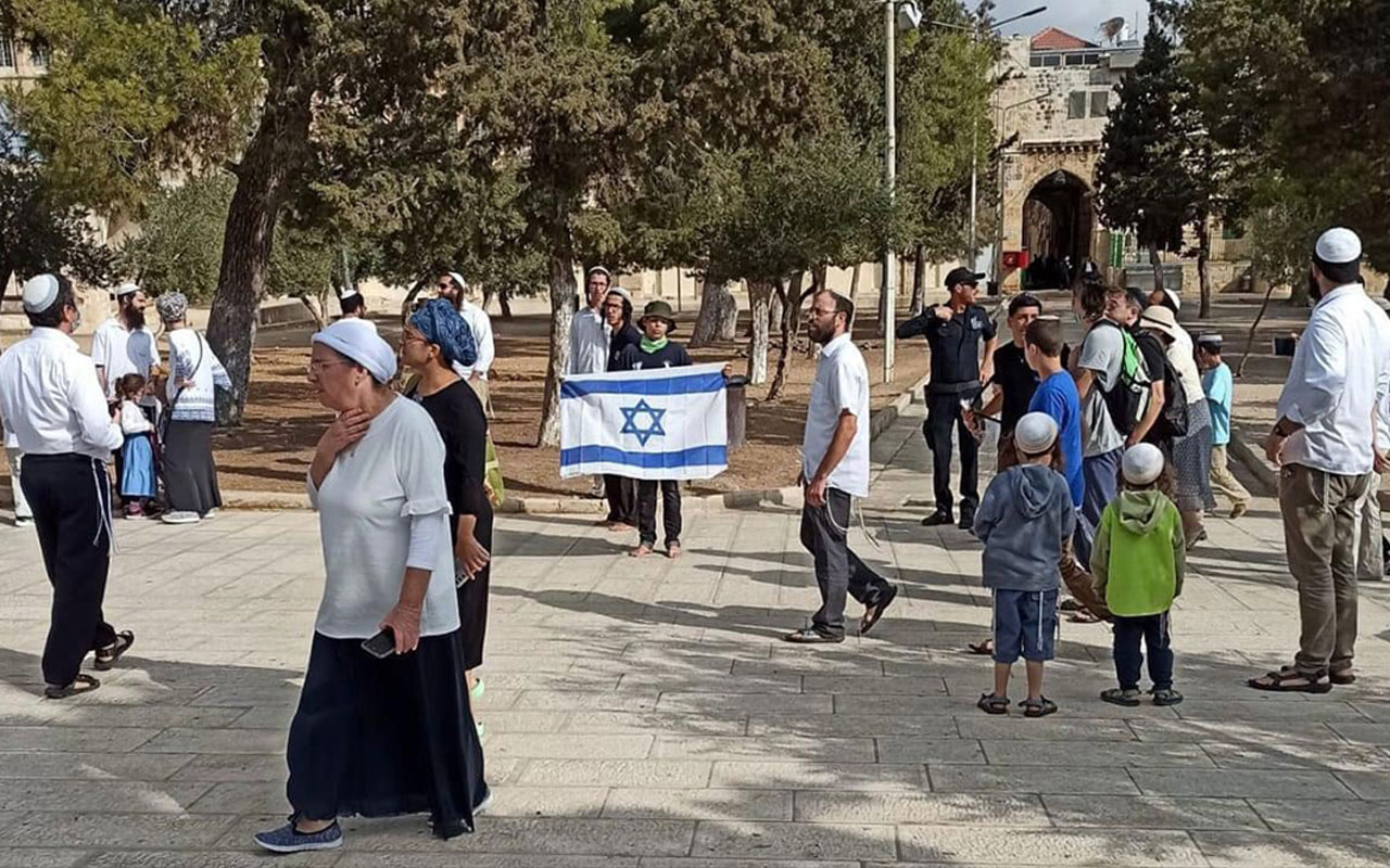 Mescid-i Aksa'ya baskın düzenleyen fanatik Yahudiler Harem-i Şerif’te İsrail bayrağı açtı