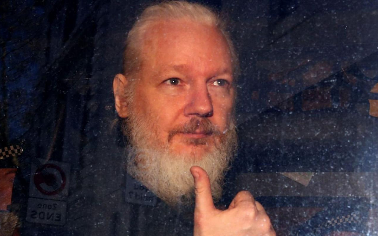 Jullian Assange'a bir darbe de kendi ülkesinden