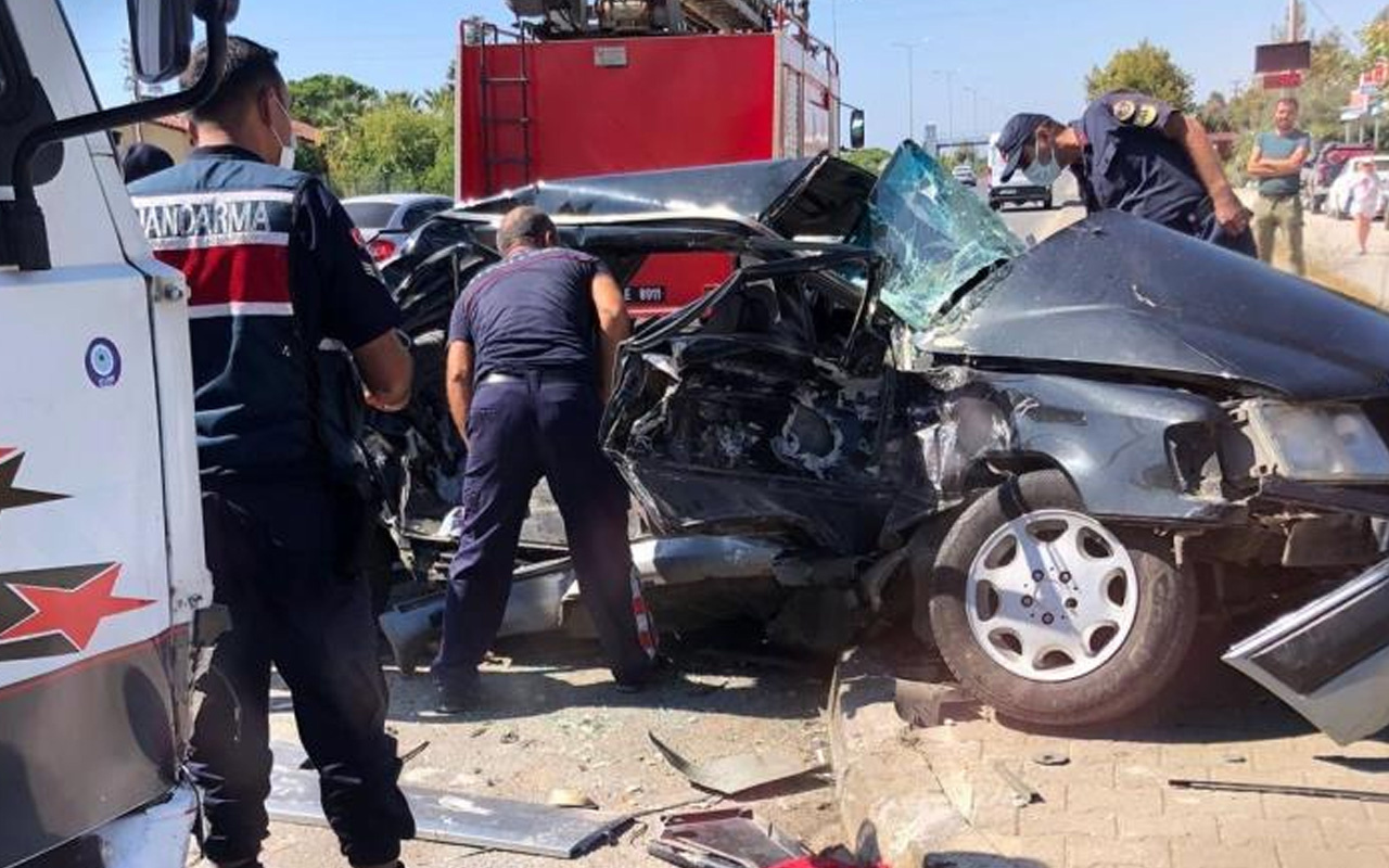 Antalya'da araç hurdaya döndü! Baba oğul içinde sıkıştı: Aç gözünü uyan