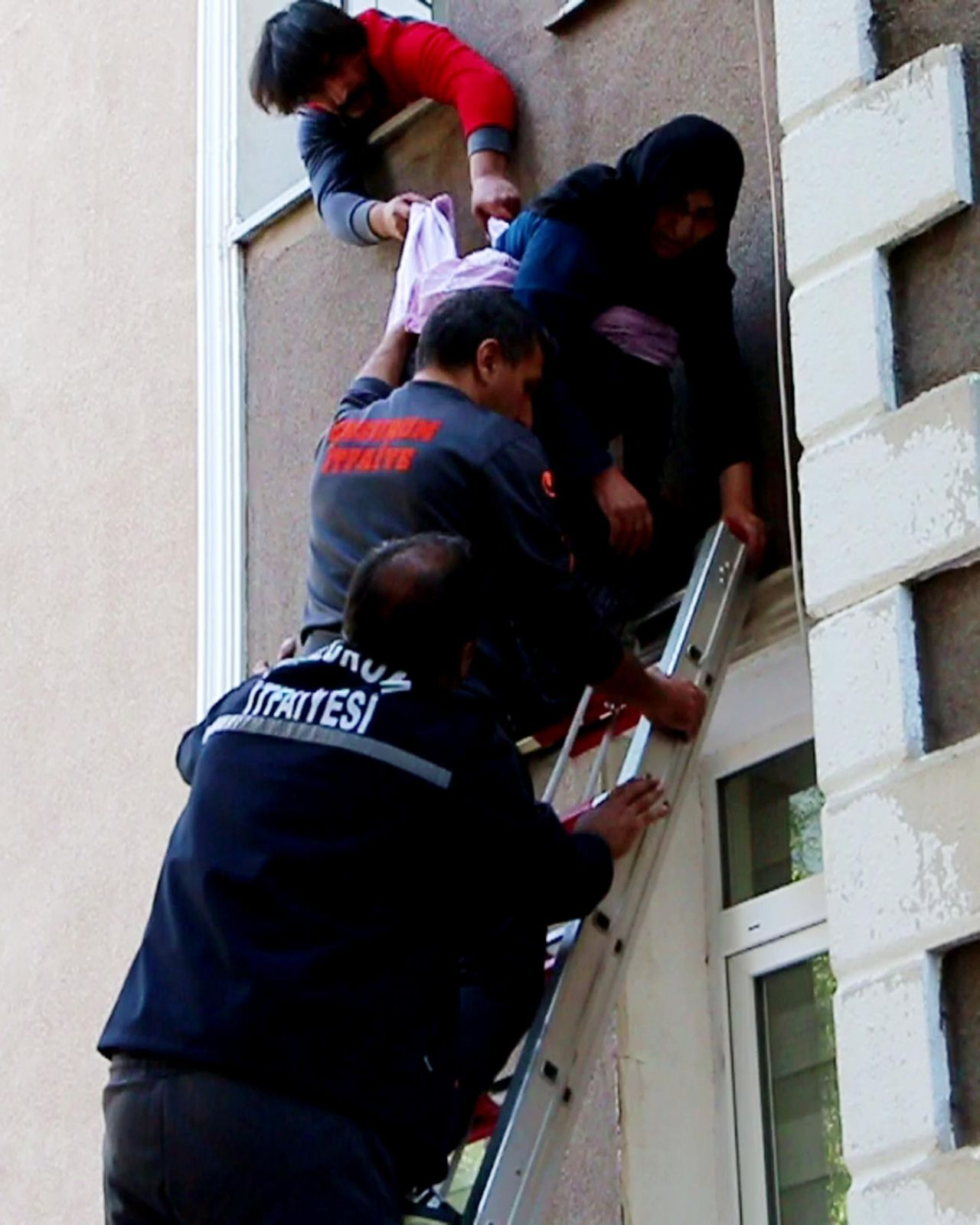 Erzurum'da 69 yaşındaki pencereden atlarken yakaladı! Annesi yüzünden evlenemiyor