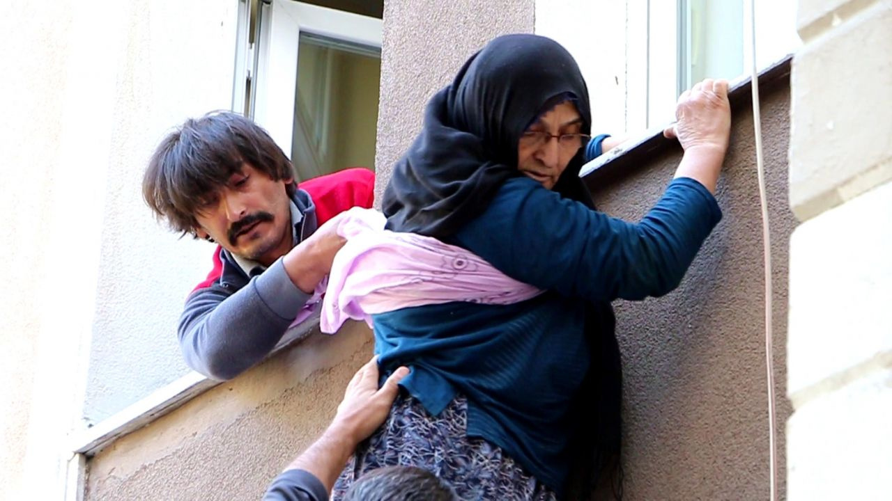 Erzurum'da 69 yaşındaki annesini pencereden atlarken yakaladı! Annesi yüzünden evlenemiyor