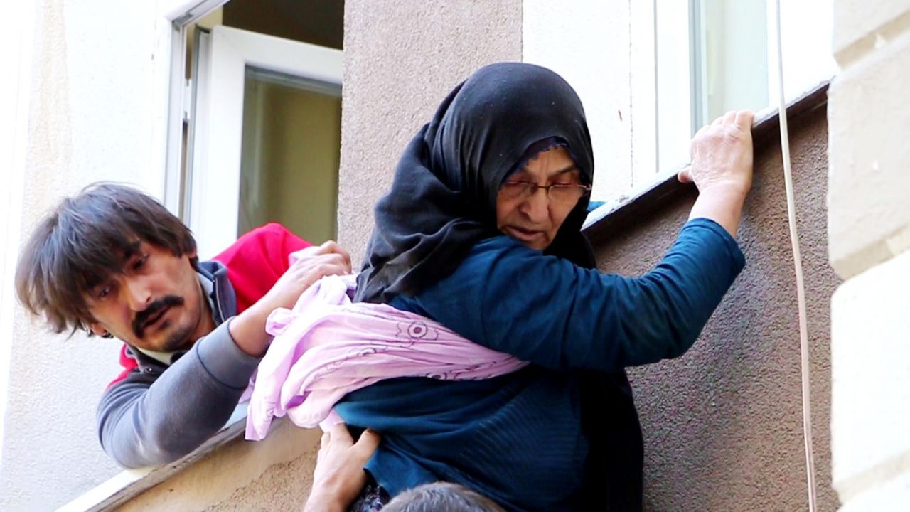 Erzurum'da 69 yaşındaki annesini pencereden atlarken yakaladı! Annesi yüzünden evlenemiyor