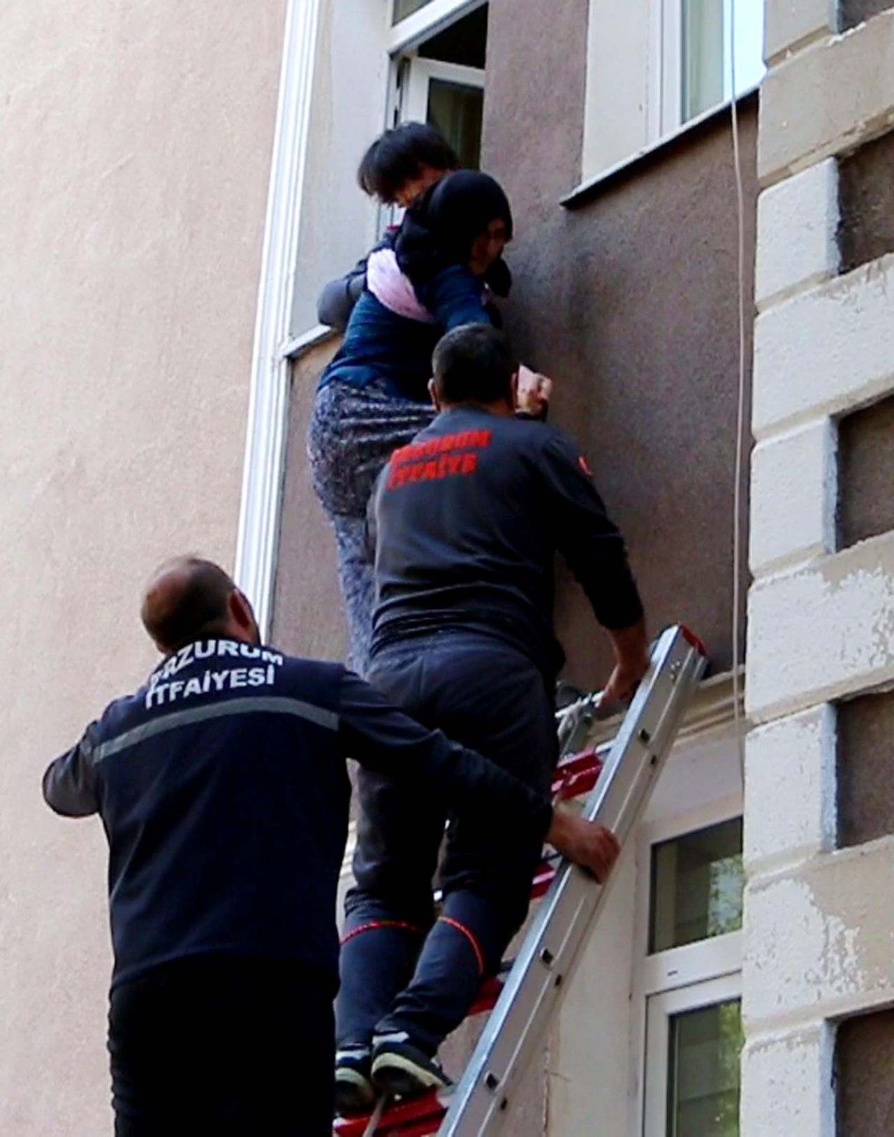 Erzurum'da 69 yaşındaki pencereden atlarken yakaladı! Annesi yüzünden evlenemiyor