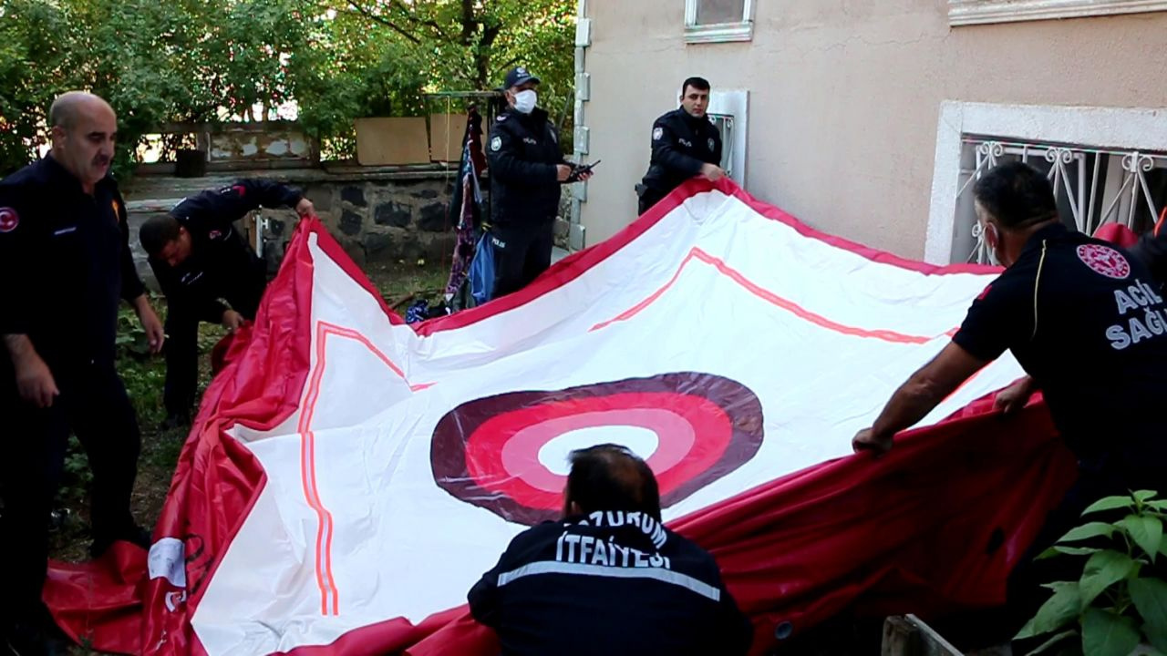 Erzurum'da 69 yaşındaki pencereden atlarken yakaladı! Annesi yüzünden evlenemiyor