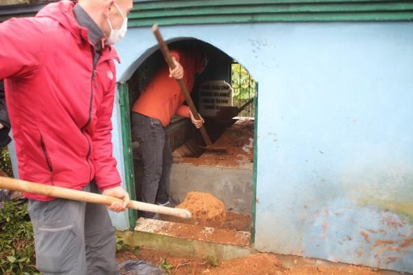 "Kimse uğraşmayacak" demişti! Rize'de emekli inşaat ustası 32 yıl önce yaptığı mezara defnedildi