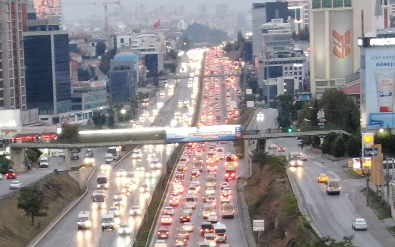 İstanbul'da yağmur yağdı sabahın köründe trafik adeta durdu