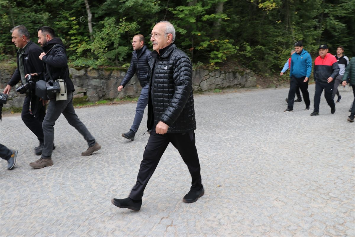 CHP lideri Kemal Kılıçdaroğlu Abant Gölü'nde yürüyüş yaptı, fotoğraf çekti