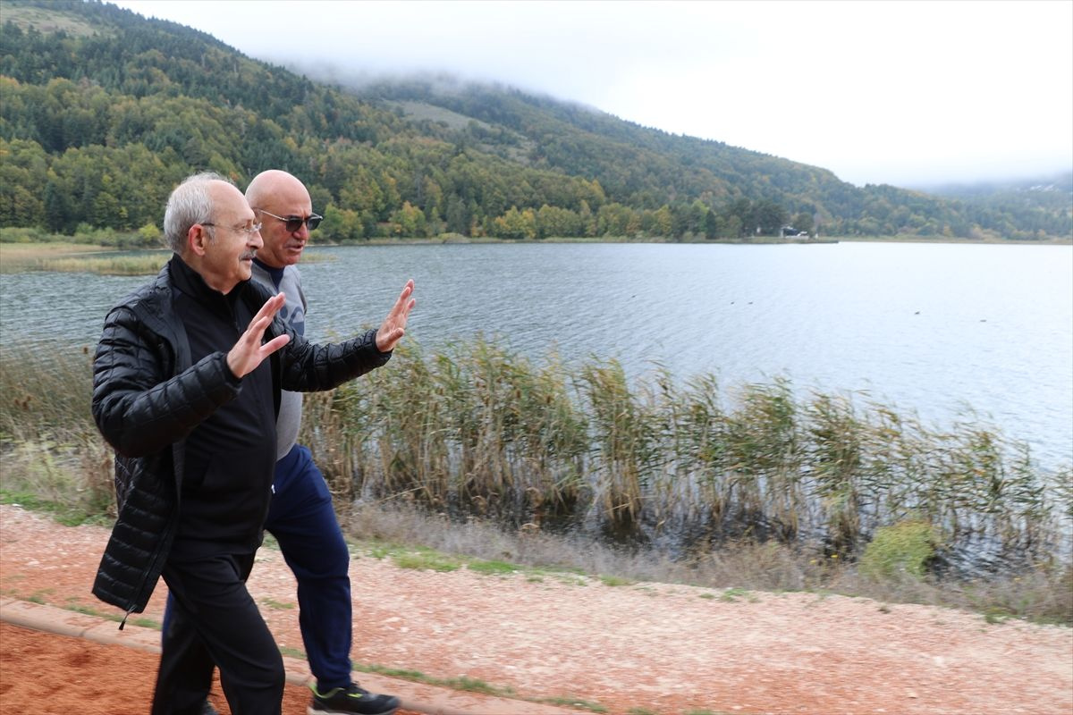 CHP lideri Kemal Kılıçdaroğlu Abant Gölü'nde yürüyüş yaptı, fotoğraf çekti