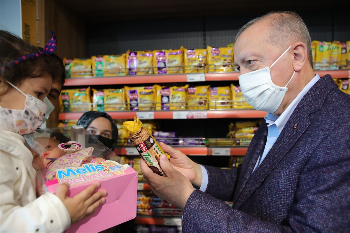 Cumhurbaşkanı Erdoğan evinin yakınındaki bir marketi ziyaret etti