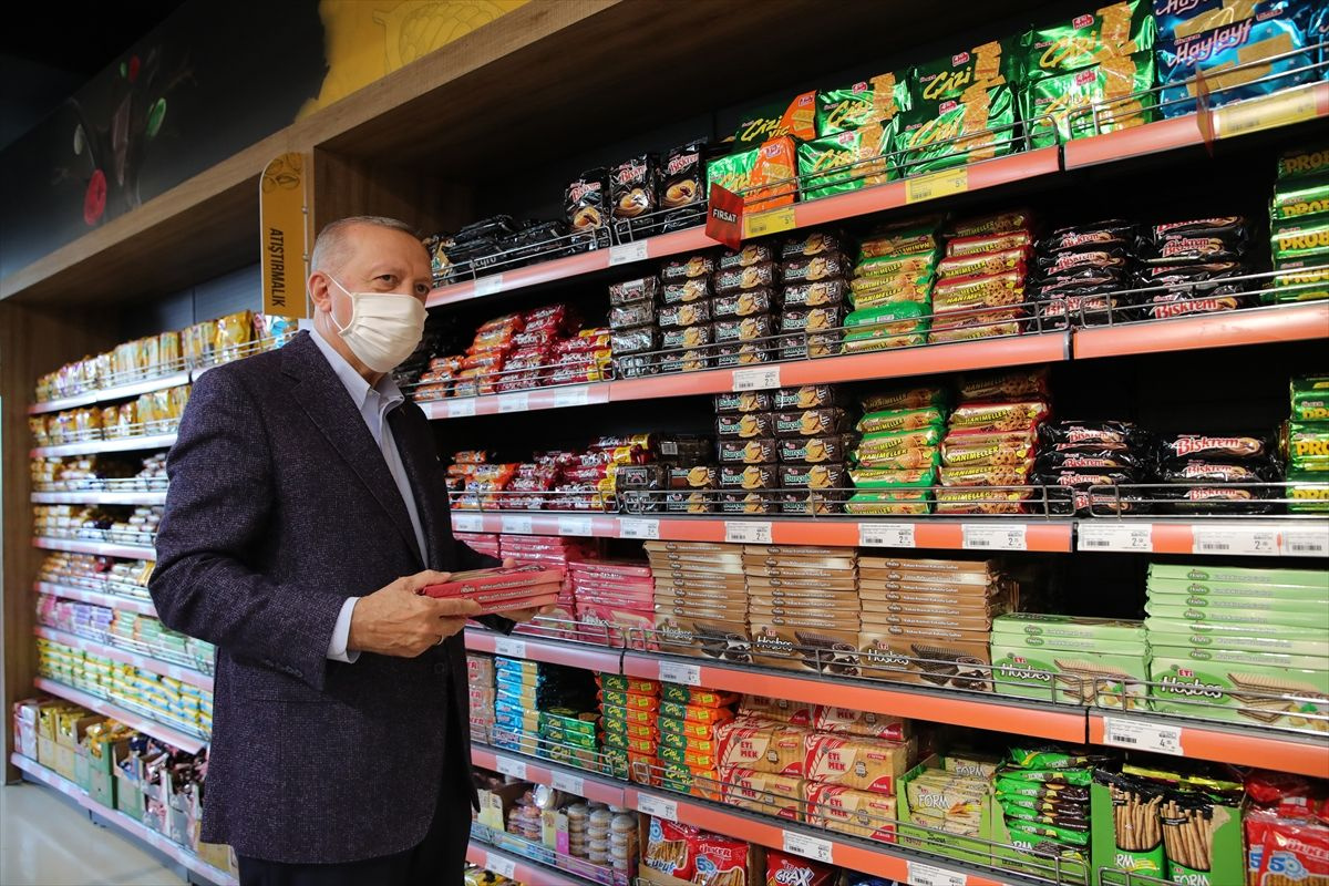 Cumhurbaşkanı Erdoğan evinin yakınındaki bir marketi ziyaret etti