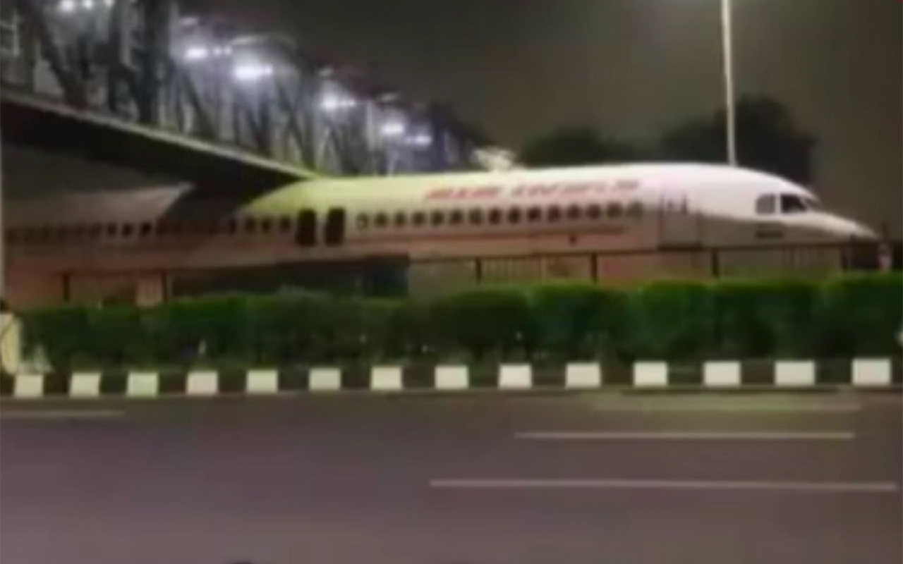 Hindistan'da köprünün altında sıkışan yolcu uçağı viral oldu