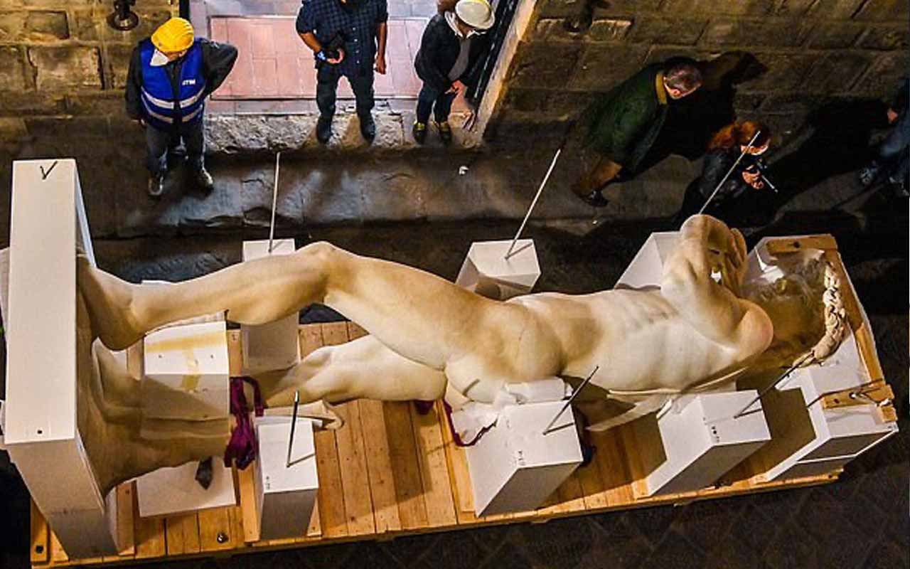 Dubai'de Davut heykeline sansür! Müstehcen yerlerini için örttüler tepki yağdı
