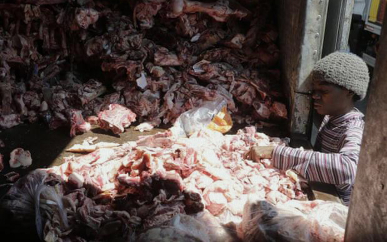 Hayvan leşleri arasında yemek bulmaya çalışan insanların görüntüsü Brezilya'da infial yarattı