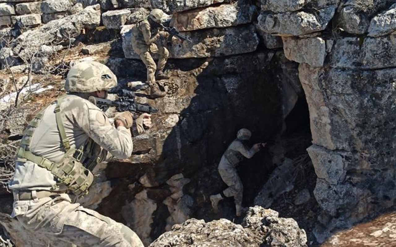 PKK'nın ele geçirilmesi imkansız dediği sözde karargahda girildi! 12 PKK'lı öldürüldü