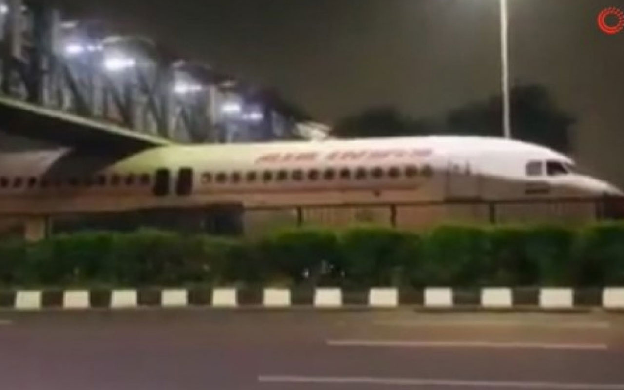 Hindistan’da yolcu uçağı köprünün altında sıkıştı!