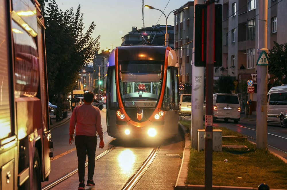 İstanbul Güngören'de servis aracı tramvay yoluna devrildi