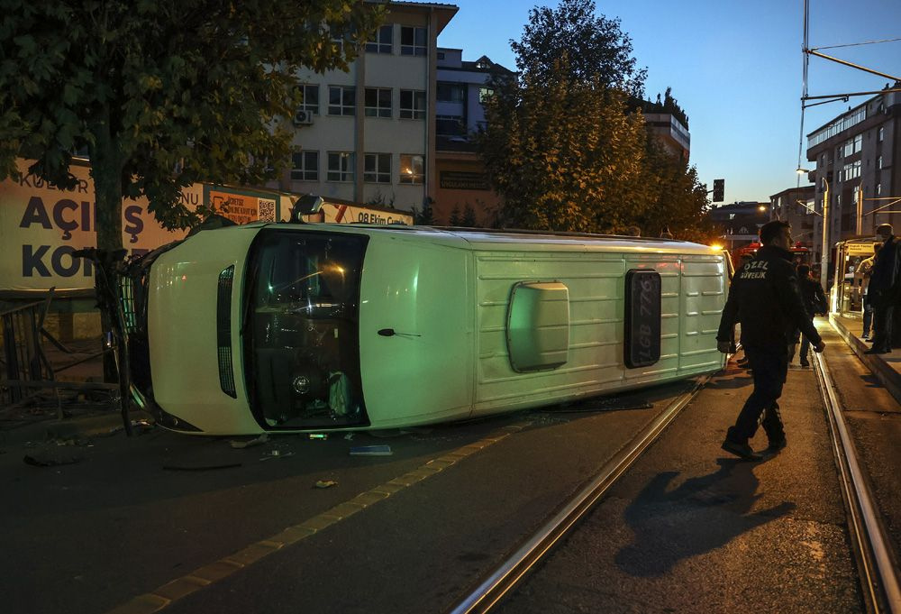 İstanbul Güngören'de servis aracı tramvay yoluna devrildi