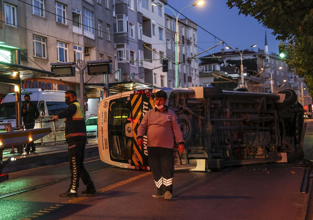 İstanbul Güngören'de servis aracı tramvay yoluna devrildi