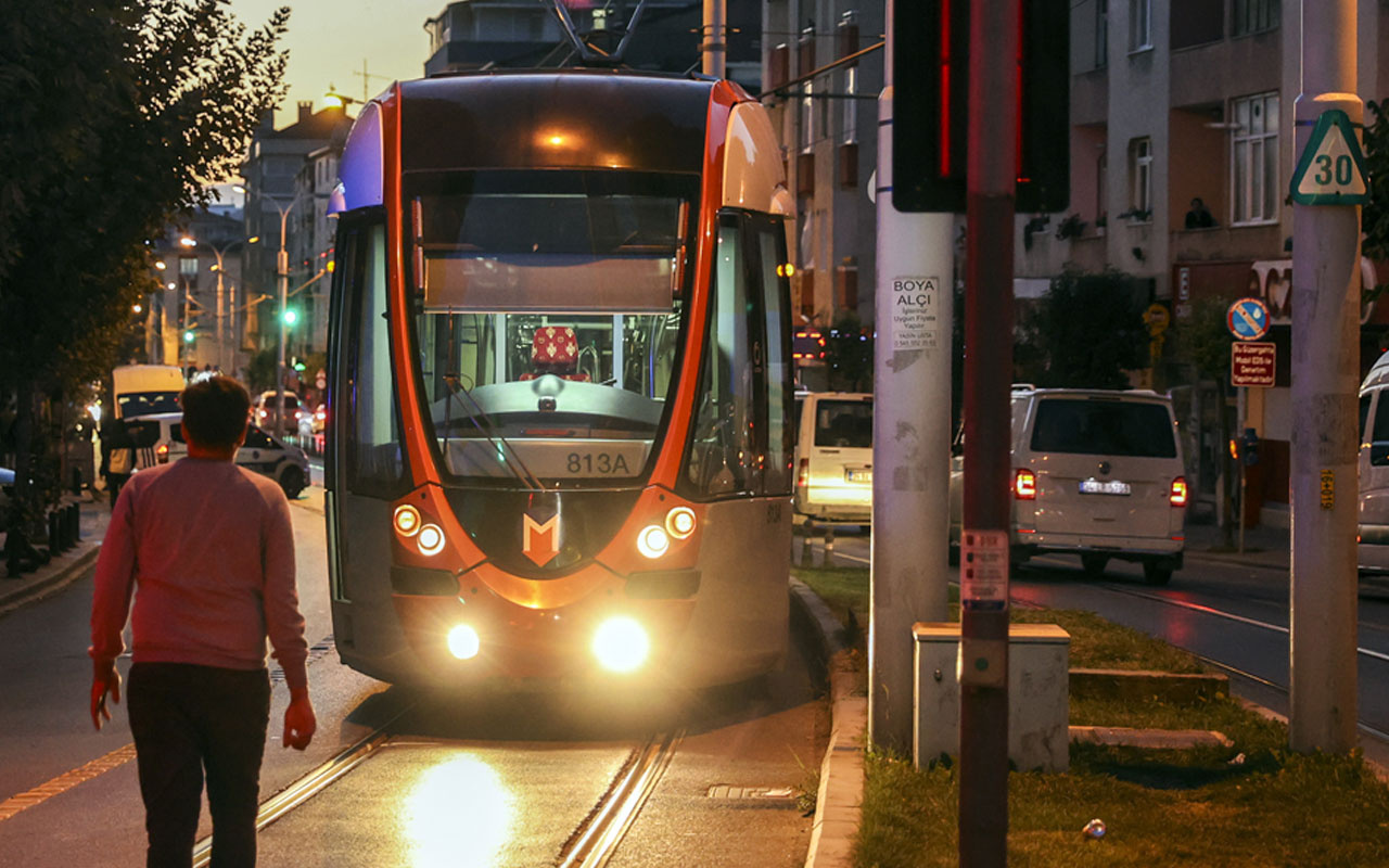 İstanbul Güngören'de servis aracı tramvay yoluna devrildi