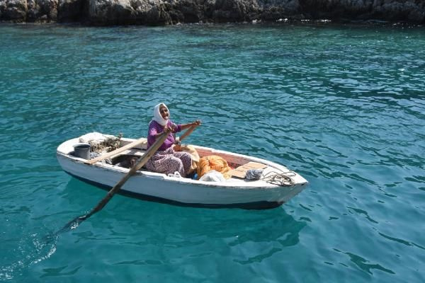 Antalya'da gören inanamıyor! Her gün 10 kilometre gidiyor: 20 TL'den satıyor