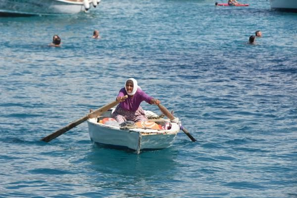 Antalya'da gören inanamıyor! Her gün 10 kilometre gidiyor: 20 TL'den satıyor