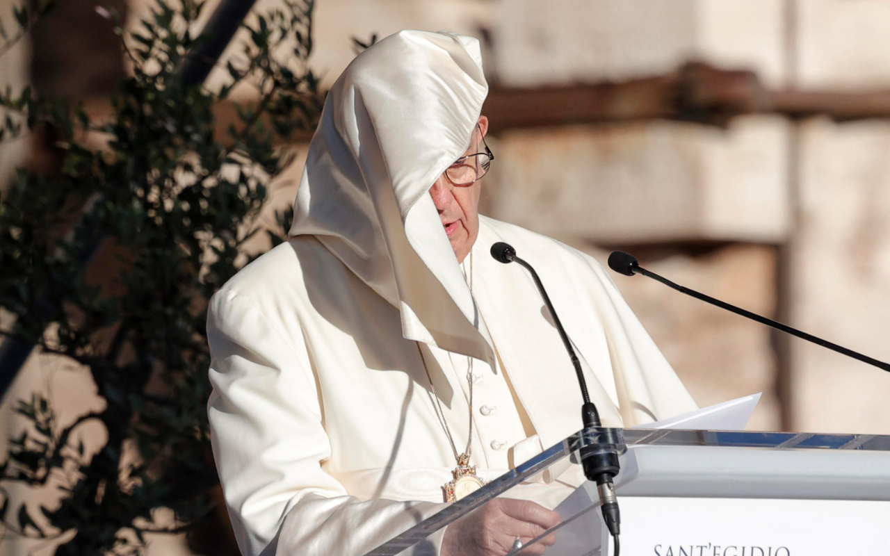 Rüzgarın azizliğine uğradı! Papa Francis zor anlar yaşadı