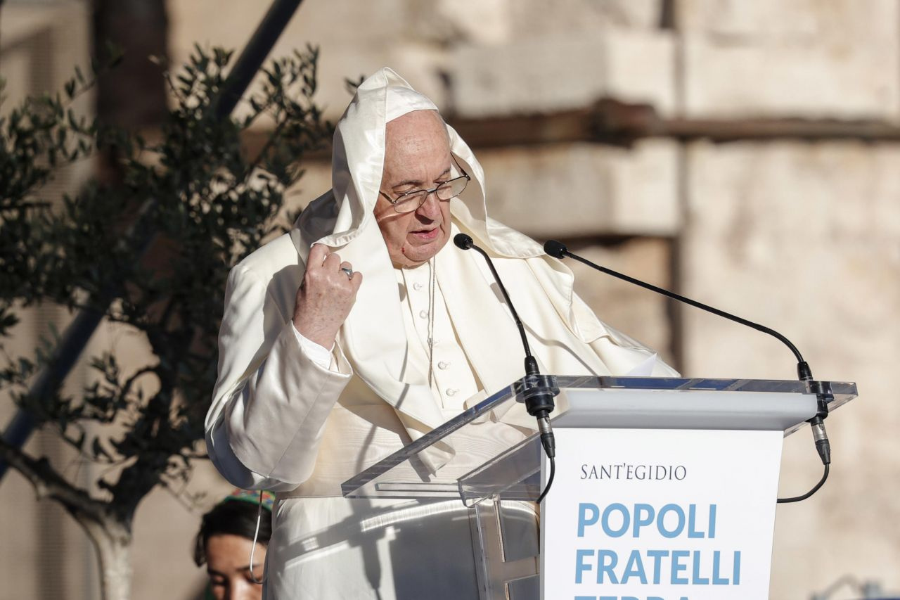 Rüzgarın azizliğine uğradı! Papa Francis zor anlar yaşadı