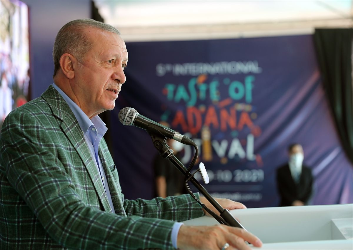 Cumhurbaşkanı Erdoğan Adana'da kebabın mangal ateşini yaktı hatıramdadır dediği pankartı anlattı