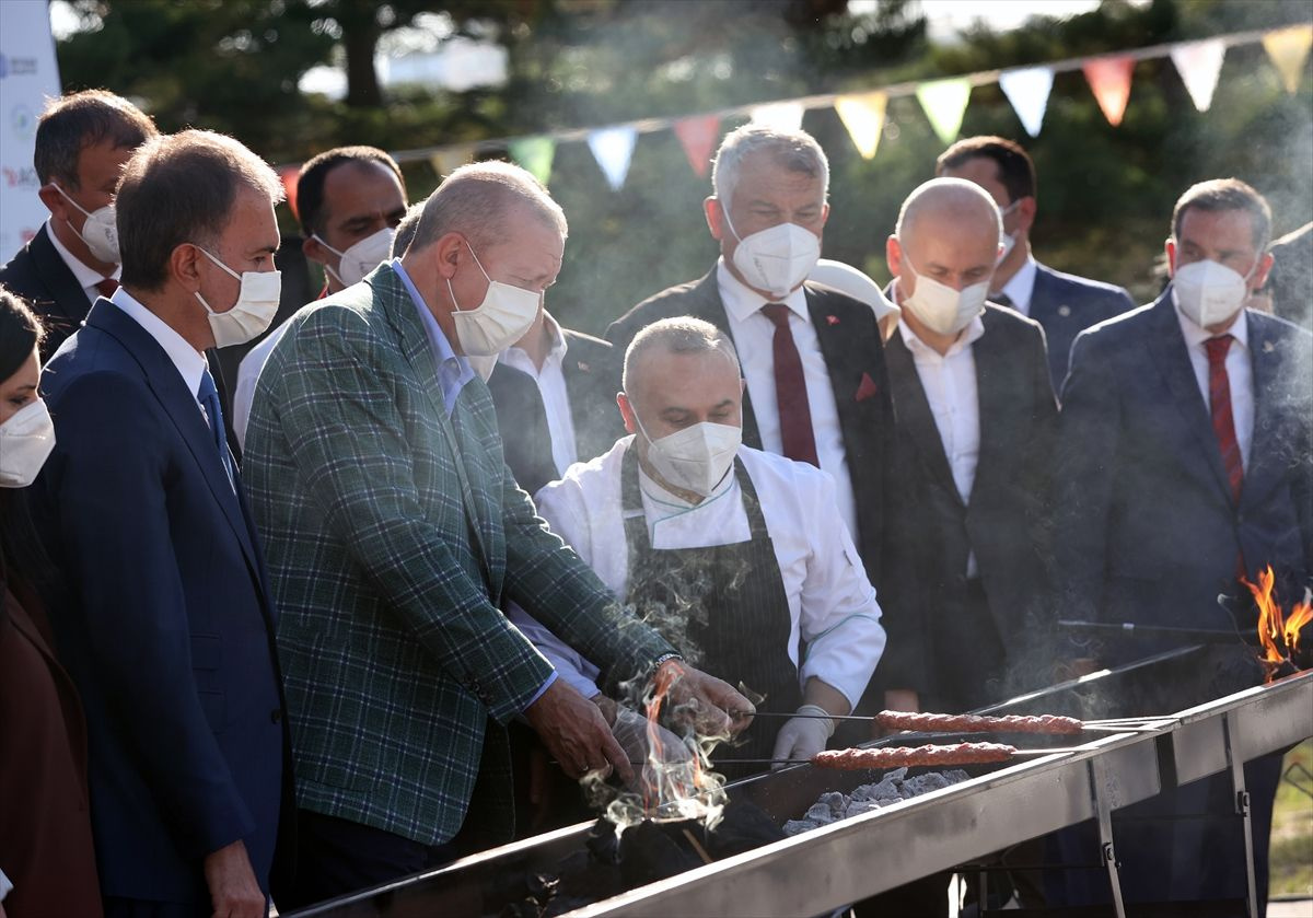Cumhurbaşkanı Erdoğan Adana'da kebabın mangal ateşini yaktı hatıramdadır dediği pankartı anlattı