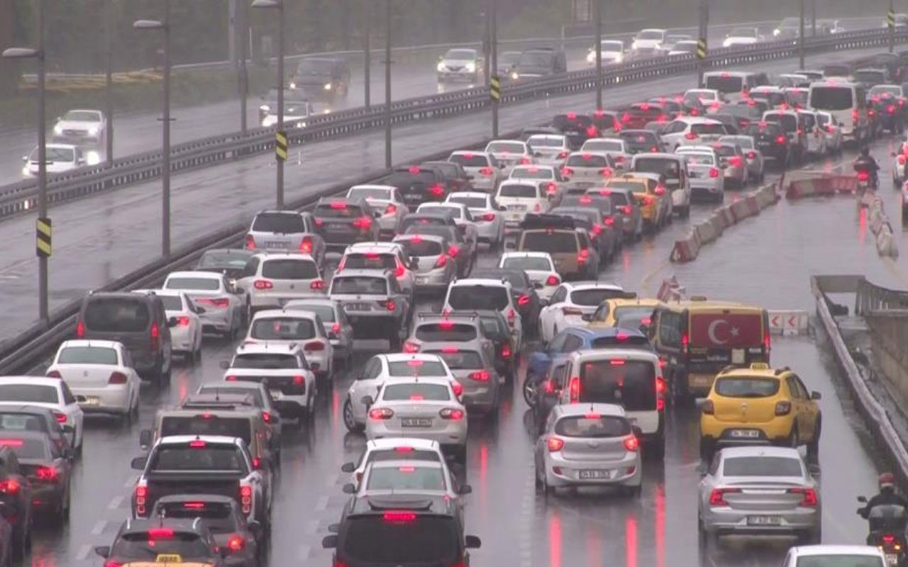 İstanbul’da yağış trafiği olumsuz etkiledi!