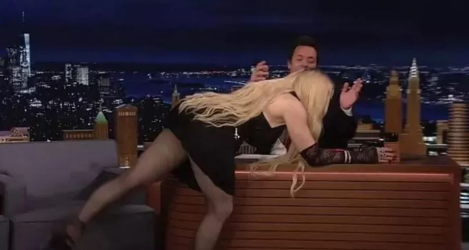 Madonna'dan şok hareket! Sırf kalçasını göstermek için masaya atladı!