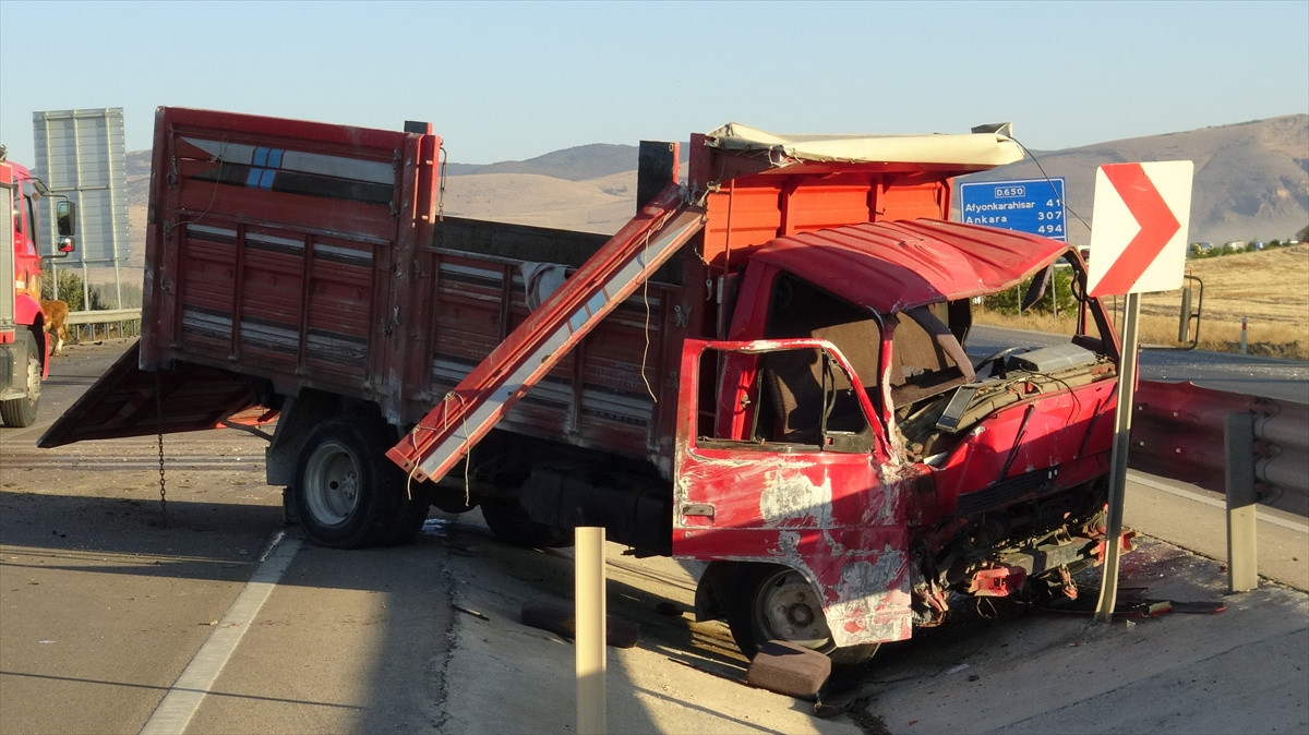 Afyonkarahisar'da otomobille kamyonetin çarpışması sonucu 3 kişi öldü