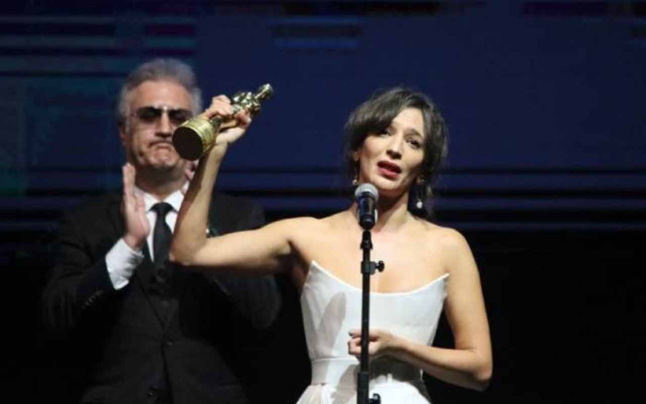Nihal Yalçın Altın Portakal'da ödül aldı Tamer Karadağlı'nın tavırları sosyal medyayı salladı!