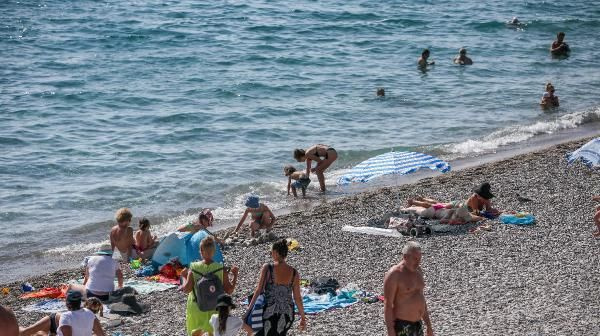 Antalya sahillerinde ağustos manzarası! Güneşi gören denize koştu sıcaklık 30 dereceyi gördü