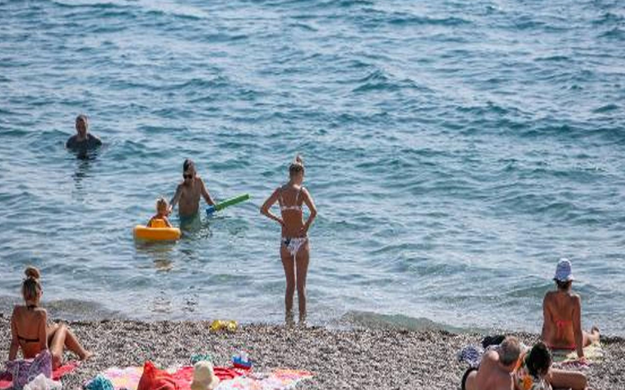 Antalya sahillerinde ağustos manzarası! Güneşi gören denize koştu sıcaklık 30 dereceyi gördü