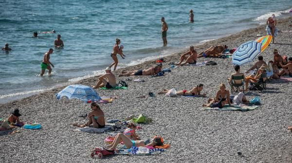 Antalya sahillerinde ağustos manzarası! Güneşi gören denize koştu sıcaklık 30 dereceyi gördü