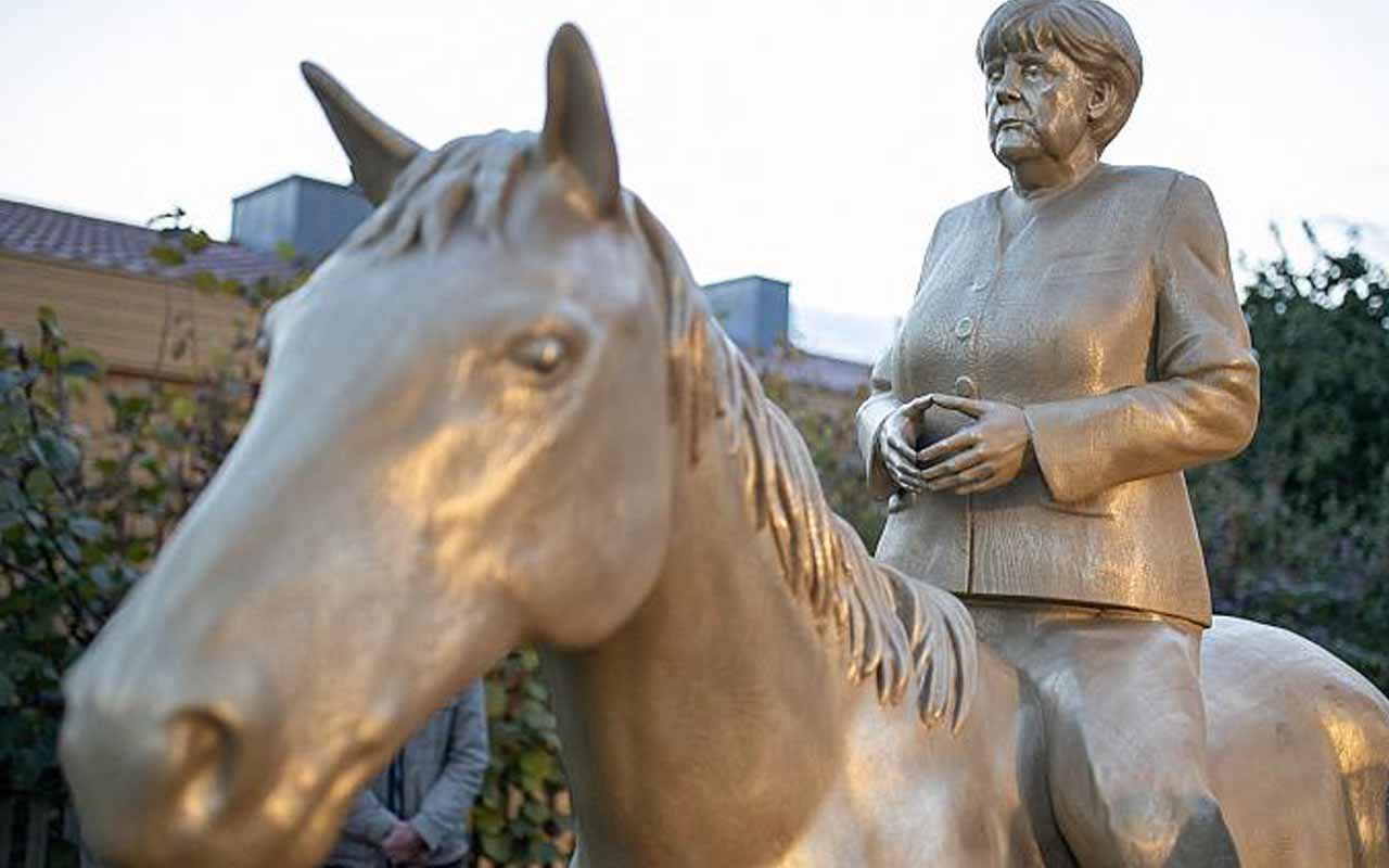 Vedaya hazırlanan Merkel'in 3 metre heykeli yapıldı! Tepki de var beğenen de