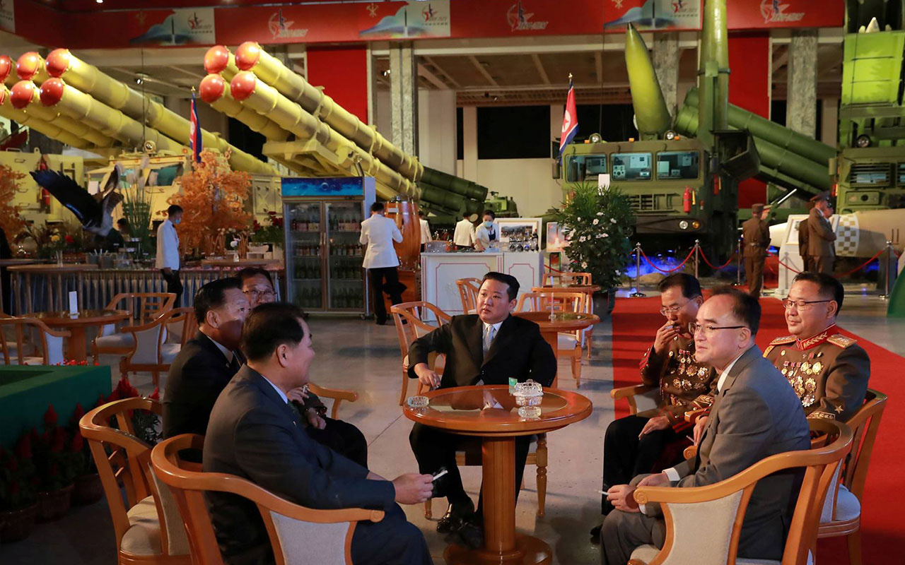 Kim Joung-Un füzelerle fotoğraf çektirip dünyayı diken üstüne oturttu! 'Yenilmez bir askeri güç kuracağım'