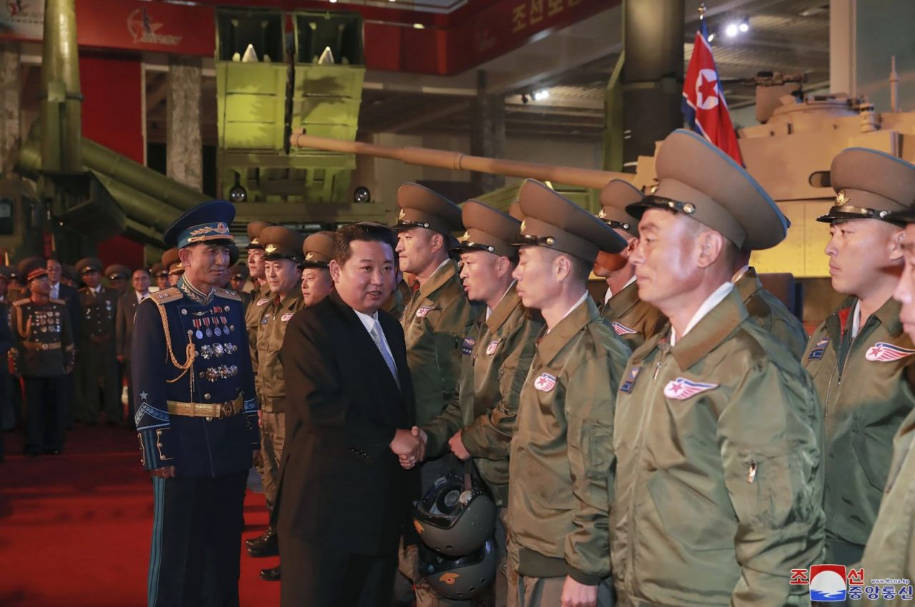 Kim Joung-Un füzelerle fotoğraf çektirip dünyayı diken üstüne oturttu! 'Yenilmez bir askeri güç kuracağım'