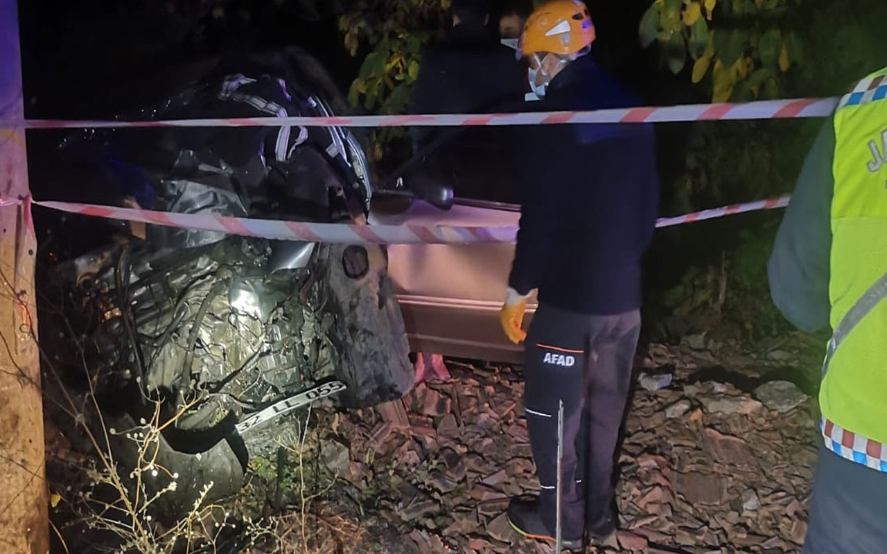 Isparta'da feci kaza! Elektrik direğine çarpan otomobilin sürücüsü öldü