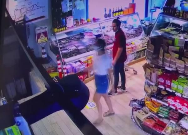 Muğla Bodrum'da alışveriş için girdiği marketten ayağı kırık çıktı