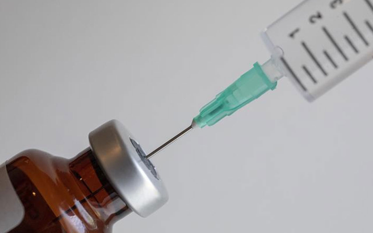 Moderna aşısının üçüncü dozuna ilk onay! Doz düşürülecek