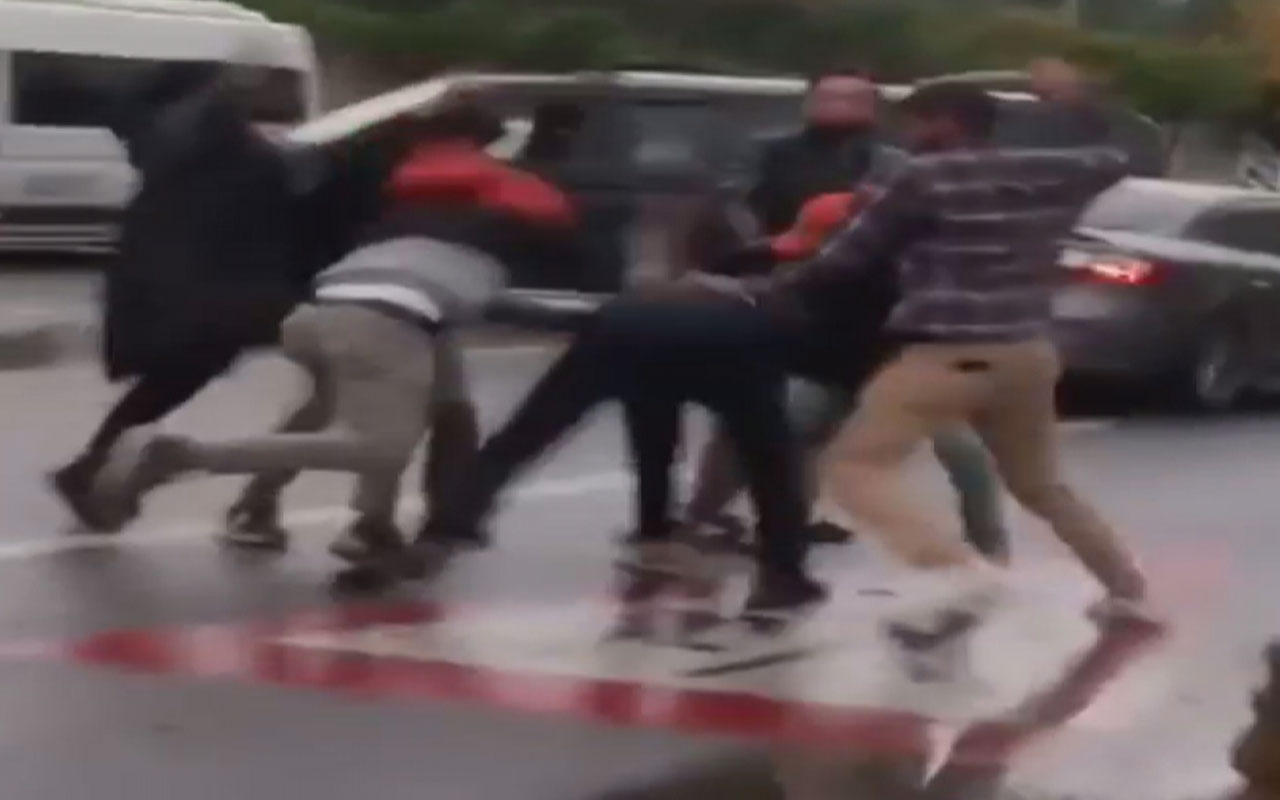 Sancaktepe'de kaza sonrası kavga 5 kişi 1 kişiye tekme tokat saldırdı o anlar kamerada