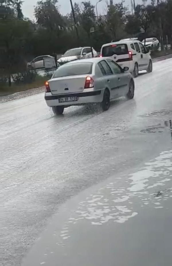 Tuzla'da yollar köpürdü! Nedeni bilinmiyor numune alındı