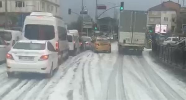 Tuzla'da yollar köpürdü! Nedeni bilinmiyor numune alındı