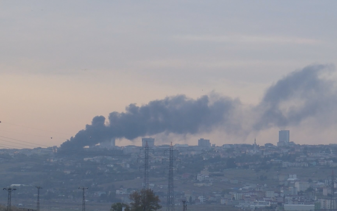 İstanbul'da geri dönüşüm tesisinde yangın! Dumanlar gökyüzünü sardı