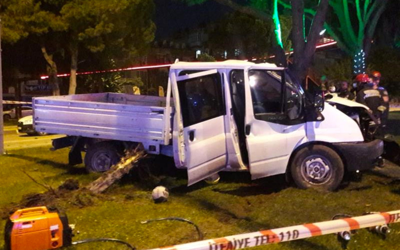Manisa'da feci kaza önce refüje sonra direğe çarptı: 2 ölü