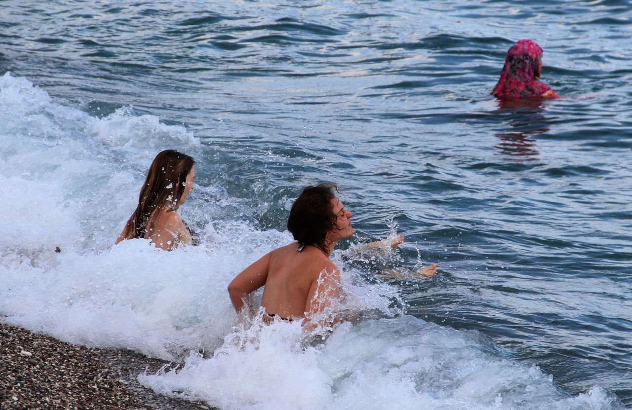 Antalya'da turistler plajlara akın etti! Denizin keyfini çıkardılar: Moskova’da üşüyorduk
