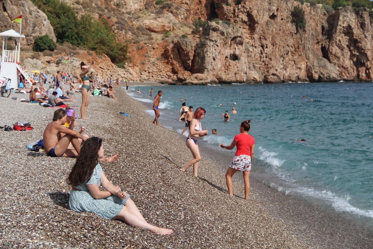 Antalya'da turistler plajlara akın etti! Denizin keyfini çıkardılar: Moskova’da üşüyorduk
